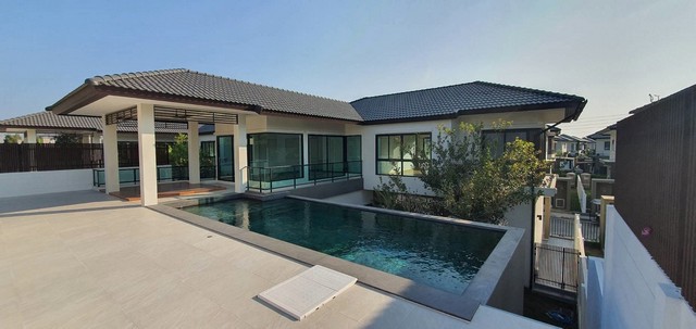 POOL VILLA ราคาพิเศษเพียง 8.9 ล้าน | #โซนสันกำแพง บ้านในโครงการ บ้านหรูพร้อมสระว่ายน้ำ บนทำเลสงบ เป็นส่วนตัวรายละเอียดบ้าน- พื้นที่ใช้สอย 370 ตร.ม.- ที่ดิน 78 ตร.ว.- 4 ห้องนอน- 4 ห้องน้ำ- 2 ที่จอดรถ- บ้านในโครงการ- Pool Villa- หน้าบ้านทิศใต้สิทธิพิเศษจากโครงการฟรีค่าใช้จ่าย ณ วันโอนกรรมสิทธิ์ฟรีค่าส่วนกลาง 3 ปีจัดสวนตามมาตรฐานโครงการฟรีมิเตอร์น้ำและไฟฟ้าถังเก็บน้ำ 1,000 ลิตร จำนวน 2 ถังป