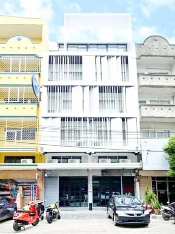 รัตนาธิเบศร์-ไทรม้า อาคารพาณิชย์ 5.5 ชั้นให้เช่า-ขาย 2 คูหา เหมาะสำหรับธุรกิจ คลินิก โชว์รูม สำนักงาน หรือพักอาศัย จอดรถสะดวก พื้นที่ใช้สอยรวม 884 ตร.ม.ใกล้MRT ไทรม้า 200 ม.มี 2 นอน 2 น้ำ  ใกล้รพ.สัตว์ รัตนาธิเบศร์ 500 ม.สถานศึกษา ตลาด และชุมชน เดินทางสะดวก ใกล้ MRT และทางด่วน ค่าเช่า 43,999 บาทต่อเดือนCommercial building for rent or sale in Rattanathibet Sai Ma. This 5.5-story property consists of two adjoining units with a total usable area of 884 sq.m. Located 200 m. from MRT Sai Ma it features 2 bed and 2 bath. Ideal for