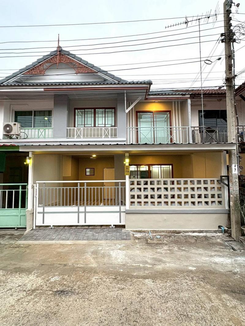RealEstate 905-  -74 พฤกษา3 #WA81783ขายด่วน! ทาวน์เฮาส์ 2 ชั้น หมู่บ้านพฤกษา 3 ซอยวัดลาดปลาดุก 18 ตร.ว. หน้ากว้าง 6 ม. ใกล้ตลาดและวินรถตู้ ฟรีโอนที่ตั้ง : หมู่บ้านพฤกษา 3 ซอยวัดลาดปลาดุก ตำบลบางคูรัด อำเภบางบัวทอง จังหวัดนนทบุรี 11110เนื้อที่ดิน: 18 ตารางวาหน้ากว้าง: 6 เมตรรายละเอียดทรัพย์- ทาวน์เฮาส์ 2 ชั้น- 3 ห้องนอน, 2 ห้องน้ำ, 1 ห้องรับแขก, 1 ห้องครัว-  1 คัน (ในบ้าน)- ของแถมจัดเต็ม: ฟรี! ชุดโซฟารับแข