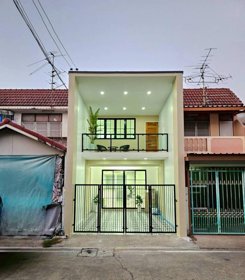 RealEstate 905-  71 พระปิ่น3 #WA81753ขายด่วน! ทาวน์เฮ้าส์ 2 ชั้น หมู่บ้านพระปิ่น 3 บางใหญ่ 17 ตร.ว. 3 นอน แต่งใหม่สไตล์โมเดิร์น ทำเลดีติดถนนใหญ่ ฟรีเฟอร์ฯ ฟรีโอนที่ตั้ง : หมู่บ้านพระปิ่น 3 ถนนกาญจนาภิเษก ตำบลบางแม่นาง อำเภอบางใหญ่ จังหวัดนนทบุรี 11140เนื้อที่ดิน: 17 ตารางวารายละเอียดทรัพย์- ประเภท: ทาวน์เฮ้าส์ 2 ชั้น- ฟังก์ชัน: 3 ห้องนอน, 2 ห้องน้ำ, 1 ห้องครัวถนนกาญจนาภิเษก- ที่จอดรถ: 1 คัน (ในบ้า�