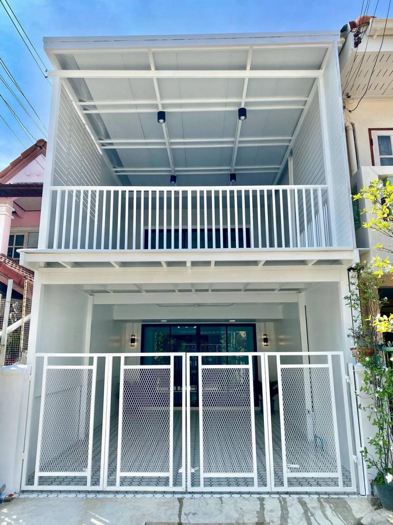 RealEstate 905- 66 บัวหลวง #WAM0673ขายด่วน! ทาวน์เฮ้าส์ 2 ชั้น หมู่บ้านบัวหลวง ทำเลศักยภาพสนามบินน้ำ ใกล้กระทรวงพาณิชย์ รีโนเวทใหม่พร้อมอยู่ มีระเบียงหน้าบ้านที่ตั้ง : หมู่บ้านบัวหลวง (ซอยโรงน้ำแข็ง) ถนนสนามบินน้ำ ตำบลบางกระสอ อำเภอเมืองนนทบุรี จังหวัดนนทบุรี 11000เนื้อที่ดิน: 16 ตารางวารายละเอียดทรัพย์- ประเภท: ทาวน์เฮ้าส์ 2 ชั้น- ฟังก์ชัน: 2 ห้องนอน, 2 ห้องน้ำ, 1 ห้องครัว- ที่จอดรถ: 1 �