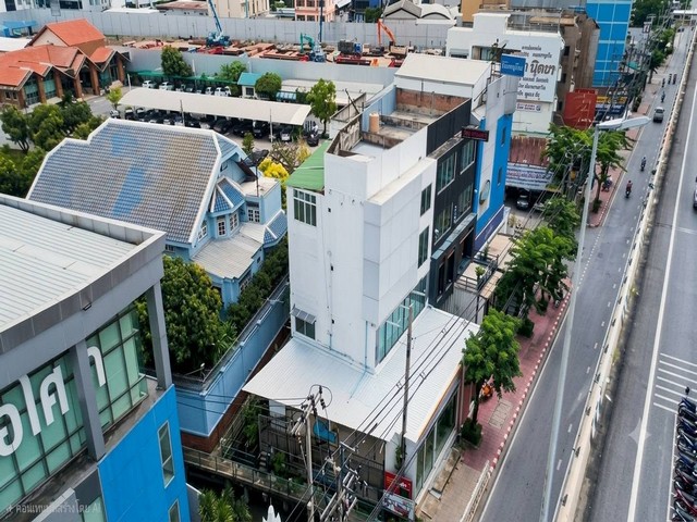 ให้เช่า - ขายอาคารพาณิชย์ 4 ชั้น 800 ตร.ม. ถนนบรมราชชนนี – ปิ่นเกล้า ใกล้ Central ปิ่นเกล้า*** ราคาเช่า 120,000 บาท/เดือน  *** ราคาขาย 24 ล้านบาท ติดต่อ:: คุณชยา โทร/ID Line:: 0942823961   Link Line:: https://line.me/ti/p/3xFA1An8Kcรหัส # T26-1389อาคารพาณิชย์ 4 ชั้น ถนนบรมราชชนนี – ปิ่นเกล้า๐ ที่ดินประมาณ 50 ตร.ว.๐ พื้นที่ใช้สอยประมาณ 800 ตร.ม.๐ หน้ากว้างประมาณ 13 เมตร๐ ทำเลดี ริมถนนบรมราชชนนี มองเห็นได้ชัดจากถนนหลัก๐ อาคารมีด้านหนึ่งไม่ต