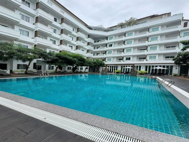 TEL:088-559 5199 คุณเอLine:https://line.me/ti/p/C0eGe0whLXขายโรงแรม 5 ดาว เขาพระตำหนัก พัทยาโรงแรมขนาดใหญ่ ทำเลใกล้ทะเลห่างชายหาดประมาณ 350 เมตรราคาขาย 534 ล้านบาทจุดเด่นของทรัพย์ห้องพัก 134 ยูนิตPenthouse 1 ยูนิตอาคาร 2 อาคารที่ดินรวม 3,760 ตร.ม.โฉนด 3 แปลงPet Friendlyทำเลเขาพระตำหนัก ใกล้ชายหาดและแหล่งท่องเที่ยวสิ่งอำนวยความสะดวก* สระว่ายน้ำกลางแจ้งขนาด 9 × 14 เมตร พร้อมจากุซซี่* ฟิตเนสพร้อมอุปกรณ์* ห้องอาหารและห้