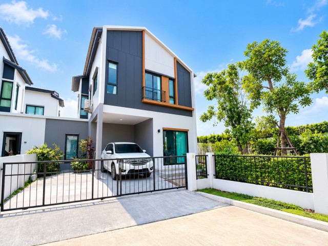 บางนา บางบ่อ บ้านแฝดหลังมุม เช่า-ขายฟังก์ชั่น 3 นอน 3 น้ำ ใกล้โลตัสบางบ่อ 600 ม. และไปรษณีย์บางบ่อ 600 ม.ที่ดิน 50.9 ตร.ว.พื้นที่ใช้สอย 147 ตร.ม.บ้านสวย พื้นที่กว้างเทียบเท่าบ้านเดี่ยว พร้อมสระว่ายน้ำและฟิตเนสส่วนตัว ตกแต่งครบพร้อมเฟอร์ฯ เครื่องใช้ไฟฟ้า ทำเลใกล้ถนนบางนา-ตราด และทางด่วนบูรพาวิถี เดินทางสะดวก 37,999 บาท/เดือนCorner-unit semi-detached house for rent or sale in Anasiri Bangna Bang Bo. Features 3 bed and 3 bathon a 50.9 sq.wa. plot with 147 sq.m.