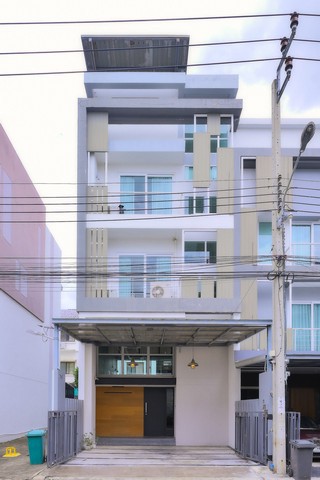 ขายทาวน์โฮมหรูหลังมุม SPACE ลาดพร้าว–เหม่งจ๋าย | รีโนเวทใหม่ทั้งหลัง Double Space สูง 6 เมตร พร้อม Home Office และ Music Studioราคาขาย 12,500,000 บาทบ้านดีไซน์ทันสมัย ตกแต่ง Built-in สวย พื้นที่ใช้สอยกว่า 307 ตร.ม. ฟังก์ชันหลากหลาย เหมาะทั้งอยู่อาศัยและทำงานในบ้านรายละเอียดบ้าน• ทาวน์โฮมหลังมุม Type C สูง 4.5 ชั้น• ที่ดิน 26.5 ตร.ว.• พื้นที่ใช้สอยประมาณ 307 ตร.ม.• 3 ห้องนอน | 3 ห้องน้ำ• Master Suite พร้อม Walk-in Closet และอ่างอาบน้ำ�