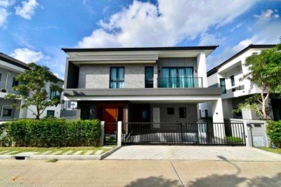 ????RealEstate 259-5บ้านหรูหลังมุม สไตล์ฝรั่งเศส ใจกลางย่าน New CBD กรุงเทพกรีฑาตัดใหม่ขนาดที่ดิน 106.5 ตร.วาพื้นที่ใช้สอย 302 ตร.ม. จุดเด่นทรัพย์นี้– บ้านเดี่ยว หลังมุม หันทิศใต้ รับลมดี เป็นส่วนตัว– ตกแต่งหรูหราโดย ดีไซเนอร์ระดับโรงแรม 5 ดาว– เฟอร์นิเจอร์ครบ พร้อมเข้าอยู่ทันที– ฟรี! รถมอเตอร์ไซค์ไฟฟ้า 1 คัน ใช้งานในโครงการ– อยู่โซนหน้าสุด ติด Avenue รวมร้านค้า 50 ร้าน ครบทุกไลฟ์สไตล�