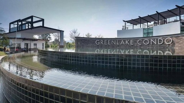 TEL : 092-288 9359 คุณดนิตาLine : https://line.me/ti/p/yxo92dHWP1ขาย และให้เช่า คอนโด GreenLake Condo Sriracha ชลบุรี ราคาขาย 2,550,000 ล้านบาท (ค่าใช้จ่ายวันโอน ผู้ซืัอจ่ายเองทั้งหมด)ราคาเช่า 12,000 บาท/ต่อเดือน สัญญารายปี มัดจำ 2 เดือน ล่วงหน้า 1 เดือน รายละเอียด : ตึก 4 ชั้นที่ 2 วิวหน้าสระน้ำขนาด 48.5 ตร.ม  1 ห้องนอน 1 ห้องน้ำห้องสวย เฟอร์นิเจอร์ และเครื่องใช้ไฟฟ้าครบชุดตกแต่งครบพร้อมเข้าอยู่สิ่งอำนวยความสะดวก : - สระว่ายน้ำ- �