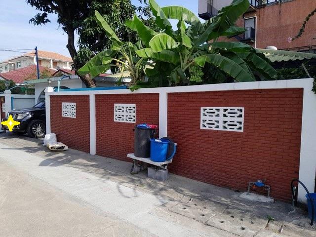 ขายบ้านเดี่ยวชั้นเดียว ซอยพัฒนาการ 52 ใกล้รถไฟฟ้าสายสีเหลือง สถานีหัวหมากราคาขาย 7,000,000 บาท ( โอนคนละครึ่ง )ที่ตั้ง ถนนพัฒนาการ ซอยพัฒนาการ 52 แขวงพัฒนาการ เขตสวนหลวง กรุงเทพมหานคร 10250ติดต่อ : คุณภัสพงณ์ 0634098164Line : deedaa24https://www.facebook.com/profile.php?id=61581484955548เนื้อที่ 52 ตารางวา บ้านเดี่ยวชั้นเดียว 2 ห้องนอน 2 ห้องน้ำมีห้องโถง ห้องนั่งเล่น ห้องครัว โซนซักล้าง และที่จอดรถจุดเด่นบ้านเดี่ยวชั้น�