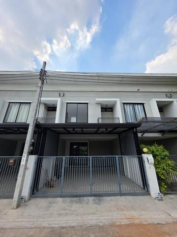 ขายทาวน์โฮม 2 ชั้น ย่านสุขาภิบาล 2 ลาดกระบัง ใกล้สนามบินสุวรรณภูมิ โรบินสันลาดกระบัง โรงเรียนกฤตศิลป์วิทยา (แผนกประถมศึกษา)ราคาขาย 3,000,000 บาทที่ตั้ง ถนนสุขาภิบาล 2 ซอย 5 แขวงประเวศ เขตประเวศ กรุงเทพมหานคร 10250ติดต่อ : คุณภัสพงณ์ 0634098164Line : deedaa24https://www.facebook.com/profile.php?id=61581484955548เนื้อที่ 21 ตารางวา จำนวน 2 ชั้น 3 ห้องนอน 3 ห้องน้ำ 1 ห้องครัว จอดรถ 2 คันสถานที่ใกล้เคียง- วงแหวนกาญจนาฯ , อ่อนนุช , ลาด
