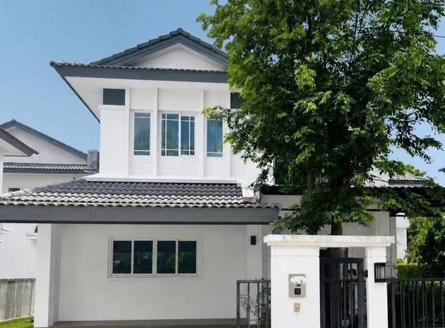 ขายเพียง 6.9 ล้าน #โซนแม่เหียะ บ้านเดี่ยว 2 ชั้น บ้านสวย พื้นที่ภายในโปร่งสบาย ทำเลดี บรรยากาศน่าอยู่ ใกล้ตัวเมืองเชียงใหม่ เหมาะสำหรับครอบครัวที่กำลังมองหาบ้านหลังใหญ่ พร้อมพื้นที่ใช้สอยที่ลงตัว เดินทางสะดวก ใกล้สถานที่สำคัญหลายแห่งรายละเอียดบ้าน- เนื้อที่ดิน 54.3 ตารางวา- 3 ห้องนอน- 3 ห้องน้ำ- 1 ห้องนั่งเล่น- 1 ห้องครัว- จอดรถได้ 2 คัน สิ่งอำนวยความสะดวกภายในโคร�