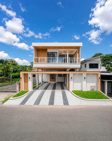 #โซนวังตาล ขาย 16.99 ล้าน พูลวิลล่าหรู #หางดง บ้านสร้างใหม่ สไตล์ Minimal Modern Luxury เฟอร์ครบ พร้อมเข้าอยู่พื้นที่ใช้สอยประมาณ 400 ตร.ม. | ที่ดิน 88 ตร.ว.บ้านเดี่ยว 2 ชั้น4 ห้องนอน5 ห้องน้ำ2 ห้องโถงใหญ่1 ห้องรับประทานอาหาร1 ห้องครัว1 ห้องแม่บ้านจอดรถ 2–3 คันสระว่ายน้ำส่วนตัวระบบเกลือ ขนาด 6 × 4 เมตรเฟอร์นิเจอร์และ Built-in ครบทุกห้องบ้านสร้างใหม่ พร้อมเข้าอยู่พื้นที่กว้าง ฟังก์ชันครบ เหมาะ�