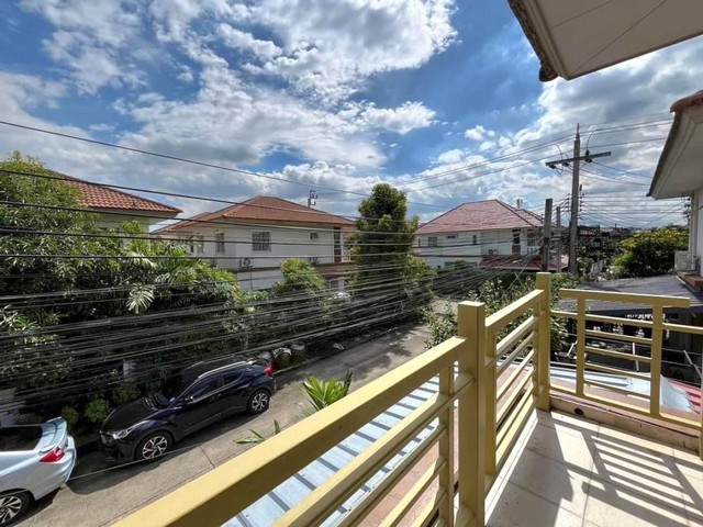 ให้เช่าบ้านเดี่ยว2ชั้น #บ้านเช่าเมกาบางนา40ตารางวา (บางนา-วงแหวน) บางนา3ห้องนอน 2ห้องน้ำ 1ห้องรับแขก (Living room) 1ห้องครัว-บิวท์อิน- แอร์4ตัว  เฟอร์นิเจอร์ครบ อยู่ถ.วงแหวน บางนา หรือกาญจนาภิเษกถ.บางนา-ตราด กม.8 เดินทางเข้า-ออก เข้าเมืองสะดวกมาก ได้หลายเส้นทาง ทั้งจากบางนา มอเตอร์เวย์ เทพารักษ์ ถนนกิ่งแก้ว ถนนบางนาตราด หรือทางด่วนบางนา- โครงการมีฟิสเนส ,สระว่ายน้ำ, มีรปภ. 