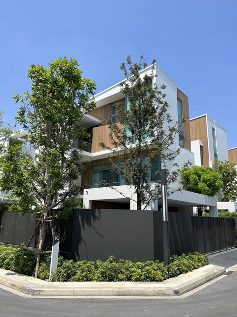 P810 ให้เช่าบ้านเดี่ยว 3 ชั้น โครงการ วีเว่ พระราม 9  VIVE Rama 9 ตกแต่งสวยพร้อมเข้าอยู่ บ้านว่างพร้อมเข้าอยู่ 15 พฤศจิกายน 2569 ราคาเช่า 220,000 บาท/เดือน สัญญาขั้นต่ำ 1 ปีติดต่อ คุณช่อผกา โทร 0616198565 LINE 0616198565สำรอง LINE 0812523279 ส่งลิ้งก์ไว้ได้เลย-ให้เช่าบ้านเดี่ยว 3 ชั้น โครงการ วีเว่ พระราม 9  VIVE Rama 9-ที่ดินขนาด 84 ตารางวา-พื้นที่ใช้สอย 324 ตารางเมตร -3 ห้องนอน -4 ห้องน้ำ -1 ห้องแม่บ้าน -3 ที่จอดรถ พร้อมสนามหญ