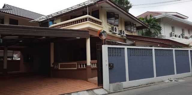P809 ให้เช่าบ้านเดี่ยว 2 ชั้น ซอย 20 มิถุนา ถนนสุทธิสารวินิจฉัย เดินทางสะดวก เหมาะอยู่อาศัยและทำธุรกิจ มีเซเว่นติดหน้าบ้านให้เช่า 60,000 บาท/เดือน สัญญา 1 ปี (เงินประกัน 2 เดือน + ล่วงหน้า 1 เดือน)ติดต่อ คุณช่อผกา โทร 0616198565 LINE 0616198565สำรอง LINE 0812523279 ส่งลิ้งก์ไว้ได้เลย-P809 ให้เช่าบ้านเดี่ยว 2 ชั้น ซอย 20 มิถุนา ถนนสุทธิสารวินิจฉัย-เฟอร์นิเจอร์ทั้งหลัง-ที่ดิน 80 ตารางวา-พื้นที่ใช้สอย 200 ตร.เ�