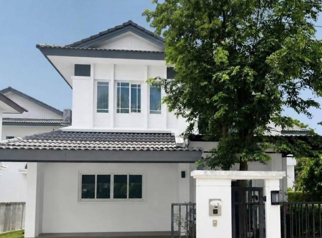 ขายเพียง 6.9 ล้าน #โซนแม่เหียะ บ้านเดี่ยว 2 ชั้น บ้านสวย พื้นที่ภายในโปร่งสบาย ทำเลดี บรรยากาศน่าอยู่ ใกล้ตัวเมืองเชียงใหม่ เหมาะสำหรับครอบครัวที่กำลังมองหาบ้านหลังใหญ่ พร้อมพื้นที่ใช้สอยที่ลงตัว เดินทางสะดวก ใกล้สถานที่สำคัญหลายแห่งรายละเอียดบ้าน- เนื้อที่ดิน 54.3 ตารางวา- 3 ห้องนอน- 3 ห้องน้ำ- 1 ห้องนั่งเล่น- 1 ห้องครัว- จอดรถได้ 2 คัน สิ่งอำนวยความสะดวกภายในโคร�