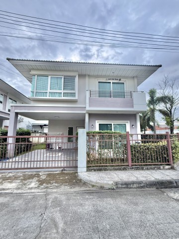 บ้านเช่าเชียงใหม่ | โชตนาวิลล์ 26,000 บาท/เดือนทำเลโชตนา–ช้างเผือก ใกล้ศูนย์ราชการเชียงใหม่มองหาบ้านเช่าในเชียงใหม่สำหรับครอบครัวหรือผู้ที่ต้องการพื้นที่ใช้สอยอย่างลงตัว? บ้านในโครงการโชตนาวิลล์ พร้อมตอบโจทย์การใช้ชีวิตในทำเลเดินทางสะดวก เชื่อมต่อถนนสายหลักและสิ่งอำนวยความสะดวกในเมืองได้ง่ายรายละเอียดบ้าน- 3 ห้องนอน- 3 ห้องน้ำ- เหมาะสำหรับครอบครัวหร�