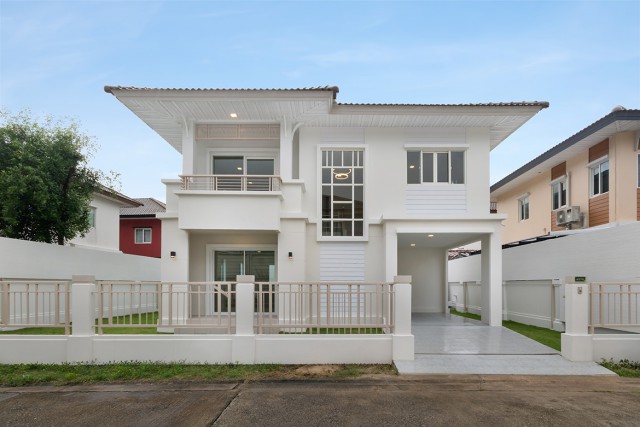 ราคาพิเศษเพียง 4.5 ล้านบาท  บ้านเดี่ยว 2 ชั้น รีโนเวทใหม่ พฤกษาวิลเลจ 10 บางใหญ่ หน้าบ้านไม่ชนใคร ทำเลดีใกล้รถไฟฟ้าสายสีม่วงและเซ็นทรัล เวสต์เกต  พื้นที่ : 55 ตร.ว. พื้นที่ใช้สอย : 180 ตร.ม. 3 ห้องนอน 2 ห้องน้ำ ที่จอดรถ 2 คัน บ้านเลขที่ 63/76 ซอย 6/2 จุดเด่นของบ้าน ตกแต่งใหม่ด้วยวัสดุคุณภาพทั้งหลัง พื้นโรงจอดรถ ปูด้วยกระเบื้องกันลื่น ต่อเติมเคาเตอร์ครัว ฟังก์ชันพร้อมใช้งานจริ