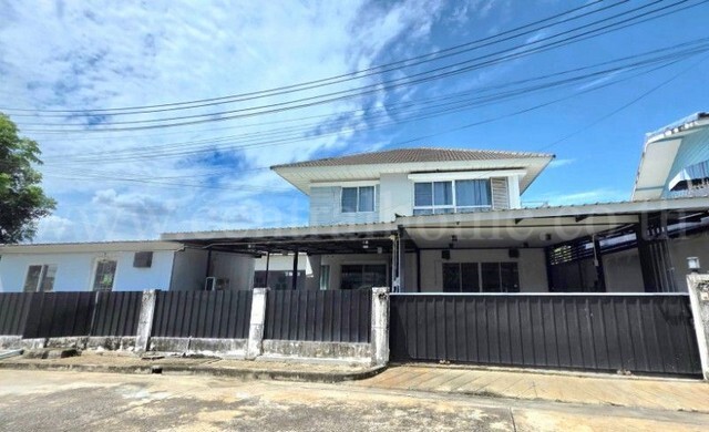 รหัสทรัพย์ : N1618บ้านเดี่ยว เพอร์เฟค พาร์ค รังสิต ราคาดีที่สุดในโครงการที่ตั้ง : ตำบลบ้านกลาง อำเภอเมืองปทุมธานี จังหวัดปทุมธานี 12000รายละเอียดทรัพย์&nbsp;- บ้านเดี่ยว เนื้อที่ 83.4 ตารางวา พื้นที่ใช้สอย 300 ตารางเมตร&nbsp;หลังริมส่วนตัว&nbsp;- 3 ห้องนอน, 3 ห้องน้ำ, 2 ห้องอเนกประสงค์, 1 ห้องครัว, 2 ที่จอดรถ- ต่อเติม อาคารเพิ่ม 2 หลัง&nbsp;- สาธารณูปโภคครบ ฟิตเนส สระว่ายน้ำ สโมสรคลับเฮ้าส์- เ�