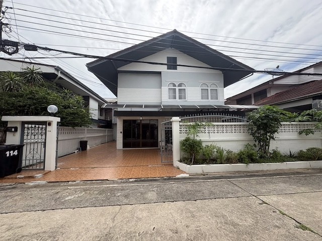 BH4438 ให้เช่าบ้านเดี่ยว 2 ชั้น ห้วยขวาง รัชดา บ้านใหญ่ 6 ห้องนอน รับต่างชาติและสัตว์เลี้ยงบ้านเดี่ยวให้เช่าใจกลางห้วยขวาง รัชดา ทำเลถนนประชาราษฎร์บำเพ็ญ เหมาะสำหรับครอบครัวใหญ่ ผู้บริหาร ชาวต่างชาติ หรือผู้ที่ต้องการบ้านเช่าพื้นที่กว้างในทำเลใจกลางกรุงเทพมหานครติดต่อ Agent คุณบัว BuaTel 093-646-4597LINE ID Bua093ค่าเช่า 80,000 บาทต่อเดือนรับผู้เช่าต่างชาติPet Friendlyมัดจำ 2 เดือนค่าเช่า�