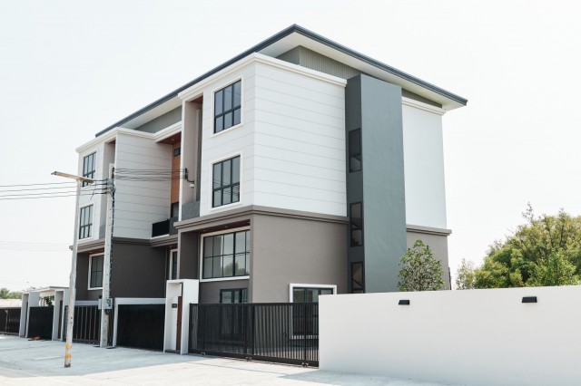 ประชาอุทิศ-บ้านคลองสวน  ครึ่งไร่ 200ตรว.  278.14-402 ตร.ม.ขาย-เช่าโฮมออฟฟิศพรีเมียม พร้อมพื้นที่เก็บสต๊อกสินค้า ธุรกิจ ใกล้ตลาดรวยมาร์เก็ต 500 ม.และสตรีทมาร์เก็ต 2.0 กม.รองรับธุรกิจออนไลน์ สำนักงานส่วนตัว และอยู่อาศัย เดินทางสะดวก เชื่อมต่อถนนหลักหลายสาย 55,599 บาท/เดือนPrachaUthit–BanKhlongSuan  these premium home offices offered for rent  land plots 200sq.wa 800sq.m. ranging from 278.14 to 402 sq.m. Each unit includes dedicated space for inventory storage making them ideal for online businesses. The properties are situated just 500 m. from Ruay Market 