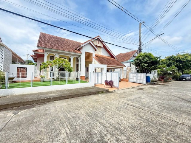 ทำเลรังสิต-นครนายก คลอง3 ดรีมเวิลด์ 1.3 กม. ซีเจ มอร์ รังสิตคลอง 3 200 ม.ลำลูกา บ้านเดี่ยวชั้นเดียวให้เช่า 3 นอน 2 น้ำ  60 ตร.ว. พื้นที่ใช้สอย 150 ตร.ม.เฟอร์นิเจอร์บางส่วน เข้า-ออกสะดวก ใกล้รพ. สถานศึกษา ตลาดแหล่งช้อปปิ้ง และสนามบินดอนเมือง เช่า 14,998 บาท/เดือน200 m. from CJ More Rangsit Khlong 3 and Lam Luk Ka Road. Features 3 bed Dream World 1.3 km Single-story detached house for rent located 2 bath 60 sq.wa. land and 150 sq.m. usable area. Partially furnished and conveniently with easy access to hospitals schools markets shopping centers and Don Mueang Airport. Monthly rent 14,998 B-M.