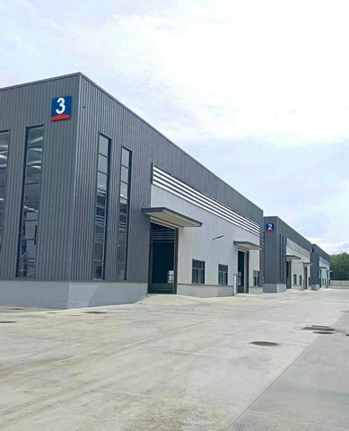 ให้เช่าโรงงานสร้างใหม่ ที่ดิน 23 ไร่ ที่ดินอุตสาหกรรมสีม่วงลาย TIDA INDUSTRIAL PARK ปลวกแดง ระยองให้เช่า 150 บาท/ตรม.ประกัน 3 เดือน ล่วงหน้า 1 เดือน  สัญญาขั้นต่ำ 3 ที่ตั้งที่ดิน 23 ไร่ ที่ดินอุตสาหกรรมสีม่วงลายพื้นที่ทั้งหมด: 17,815 ตารางเมตรอาคารโรงงาน 5 หลัง- อาคาร 1: 3,760 ตารางเมตร (สามารถแบ่งเช่าได้)- อาคาร 2: 3,760 ตารางเมตร- อาคาร 3: 3,947 ตารางเมตร- อาคาร 4: 3,406 ตารางเมตร (เช่าแล้ว)- อาคาร 5: 2,666 ตารางเม�