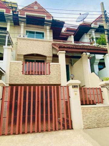 BH4458 ให้เช่า Townhome Home Office 4 ชั้น Royal Nakarin Villa ศรีนครินทร์ อ่อนนุช 46 ตรงข้าม Seacon Squareติดต่อ Agent คุณบัว BuaTel 093 646 4597LINE ID Bua093ค่าเช่า 38,000 บาทต่อเดือนให้เช่าทาวน์โฮม 4 ชั้น Royal Nakarin Villa ทำเลศรีนครินทร์ อ่อนนุช 46 ซอยสุภาพงษ์ 1 ตรงข้าม Seacon Square และใกล้รถไฟฟ้าสายสีเหลือง เหมาะสำหรับทำ Home Office สำนักงาน ออฟฟิศ หรืออยู่อาศัยตัวบ้านมีพื้นที่ใช้สอยรวมประมาณ 500 ตารางเมตร พร้อมเฟอร์นิเจอร์ครบ มีพื้นที่จอดรถ และสา�