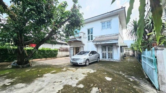 รหัสทรัพย์&nbsp;:&nbsp;7559บ้านเดี่ยว จันทิมาปาร์ค พุทธมณฑลสาย 5 ราคาถูกที่สุดในโครงการที่ตั้ง :&nbsp;ตำบลบางกระทึก อำเภอสามพราน จังหวัดนครปฐม 73210รายละเอียดทรัพย์- บ้านเดี่ยว&nbsp;2 ชั้น เนื้อที่ 81.1 ตารางวา&nbsp;พื้นที่ใช้สอย 190 ตารางเมตร- 4 ห้องนอน, 2 ห้องน้ำ, 1 ห้องนั่งเล่น, 1 ห้องครัว, และมีห้องต่อเติม, 2&nbsp;ที่จอดรถ- เครื่องปรับอากาศ 3 เครื่อง, ปั๊มน้ำ+แท็งก์น้ำ 1 ชุด- พื้นชั้นบนปาร์เก้, พื้�