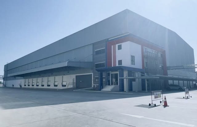 ให้เช่าคลังสินค้า บางปะกง กม.36 ในเขต EEC 12,000 ตร.ม. มี Office ตกแต่งครบภายในคลัง  Dock Leveler แบบไฮดรอลิก  รปภ. ดูแลตลอด 24 ชม.(RK1206)ติดต่อAgent  :Mr. Denchai                  : 09-8481-8989                  :06-2839-4747 ID Line        :0984818989                   :https://line.me/ti/p/LRgsghypggโกดัง  บางปะกง กม.36 ในเขต EEC ที่ตั้ง , ตำบล หอมศีล อำเภอบางปะกง ฉะเชิงเทรา 24180คลังสินค้า 12,000 ตร.ม.ความสูง 12 เมตร รองรับน้ำหนักได้ 3.0 ตัน/ตร.ม. รองรับเครื่องจักรหนักและสินค้าขนาดใหญ่ท่าโหลดสินค้า Dock Leveler 