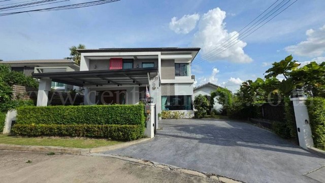 รหัสทรัพย์ : 7521บ้านเดี่ยว 2 ชั้น เซนโทร พหล - วิภาวดี 1 ตกแต่งครบพร้อมอยู่ เดินทางสะดวกมากที่ตั้ง :&nbsp;ถนนวิภาวดีรังสิต ตำบลคลองหนึ่ง อำเภอคลองหลวง จังหวัดปทุมธานี 12120รายละเอียดทรัพย์- พัฒนาโครงการโดย บริษัท เอพี (ไทยแลนด์) จำกัด (มหาชน)- บ้านเดี่ยว 2 ชั้น เนื้อที่ดิน 87.7 ตารางวา&nbsp; พื้นที่ใช้สอย&nbsp;200 &nbsp;ตารางเมตร- 2 ห้องนอน ปรับพื้นที่ใหม่จากเดิม 4 ห้องนอน, 3&nbsp;ห้องน้ำ,&nbsp;4 ที่จ�