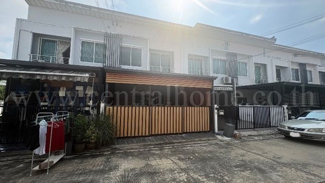 รหัสทรัพย์ : N1296ทาวน์เฮ้าส์ เดอะ พลีโน่ พระราม 5 - ปิ่นเกล้า&nbsp;บางกรวย ราคาพิเศษ คุ้มค่าที่สุดในโครงการที่ตั้ง :&nbsp;ตำบลวัดชลอ อำบลบางกรวย จังหวัดนนทบุรี 11130รายละเอียดทรัพย์&nbsp;- ทาวน์เฮ้าส์ 2 ชั้น&nbsp;ขนาดพื้นที่ 22 ตารางวา พื้นที่ใช้สอย 120 ตารางเมตร- 3 ห้องนอน, 2 ห้องน้ำ, 1 ห้องนั่งเล่น, 1 ห้องครัว, 1 ที่จอดรถ&nbsp;&nbsp;- ต่อเติมโรงจอดรถ, ต่อเติมครัว- หน้าบ้านหันทางทิศตะวันออกเฉียงใต้�