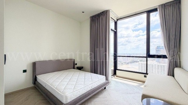 รหัสทรัพย์ : 7440คอนโด&nbsp;Chapter Charoennakorn Riverside ชั้น 42 | 25.40 ตร.ม. วิวแม่น้ำสุดสายตา ใหม่กริ๊บที่ตั้ง&nbsp;:&nbsp;ถนนเจริญนคร แขวงบางลำภูล่าง เขตคลองสาน กรุงเทพมหานคร 10600รายละเอียดทรัพย์- คอนโด High Rise อาคาร A สูง 45 ชั้น, อาคาร B สูง 43 ชั้น (ชั้นพักอาศัย คือ ชั้น 7-43)- จำนวนทั้งโครงการ 669 ยูนิต&nbsp;(ประกอบด้วย High Rise 2 อาคาร และ Low Rise อาคารส่วนกลาง 1 อาคาร สูง 6 ชั้น)- ห้องที่ขายขนาดพื้นที่ 25.40 ตร.ม. อยู่ชั้น 42 อาคาร B เพ