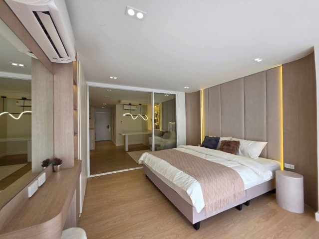 ขาย 3.05 ล้าน 45 ตรม. #Hillside4 #วิวสระว่ายน้ำ ทำเลทองใกล้นิมมาน ห้องสวยตกแต่งใหม่ทั้งหมด ฟังก์ชันครบ ดีไซน์ลงตัว พร้อมเครื่องใช้ไฟฟ้าครบครัน #หิ้วกระเป๋าเข้าอยู่ได้ทันทีชั้น 6ขนาด 45 ตร.ม.1 ห้องนอน1 ห้องน้ำระเบียงทำเลดี เดินทางสะดวก ใกล้แหล่งไลฟ์สไตล์เชียงใหม่- ใกล้ Maya Lifestyle Shopping Center และ One Nimman เพียง 400 เมตร- ใกล้ถนนนิมมานเหมินทร์ ซอย 5 เพียง 750 เมตร- รายล้อมด้วยร้านอาหาร คาเฟ่ แหล่ง�