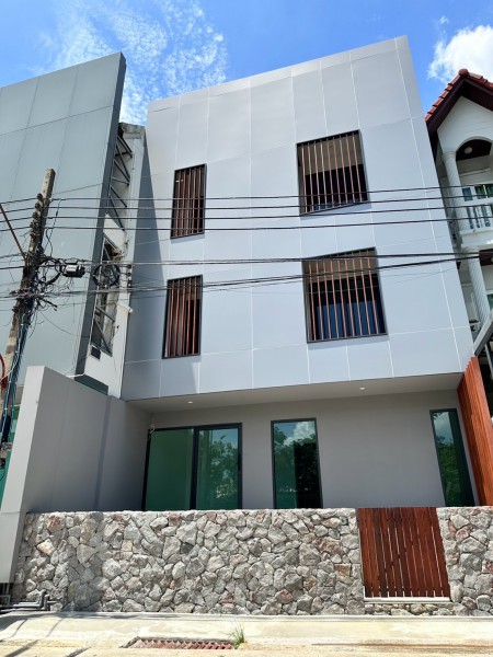 อ่อนนุช 84-90 ประเวศ โฮมออฟฟิศให้เช่า 3 ชั้นวิวสวน 3นอน 3 น้ำ ใกล้เทคโนโลยีพัฒน์อ่อนนุช 210 ม. 17 ตร.ว. 200ตร.ม. 29,999 บาทต่อเดือน พร้อมโซลาร์เซลล์ และ EV Charger เหมาะสำหรับสำนักงาน และพักอาศัย ใกล้รพ.สิรินธร 650 ม.ตลาด หน่วยราชการ สถานศึกษา ศูนย์การค้า รถไฟฟ้า และสนามบินสุวรรณภูมิ Home office for rent OnNut84–90 area Prawet district. 3-story 29,999 THB per month. property features a garden view 3bed 3bath and 200 sq.m. of usable space on a 17-sq.wa. plot. Equipped with solar power and an EV charger. Located 210 m. from Phat On Nut Technology College and 650 m.fro