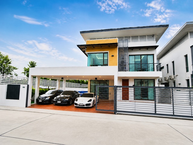 บ้านเดี่ยวหรู Pool Villa 2 ชั้น เพชรเกษม 69Detached Pool Villa Mansion, Phetkasem 691 minshttps://youtube.com/shorts/ebUT9O4KajYhttps://youtube.com/shorts/Tn9Bx2Sb444https://youtube.com/shorts/rfFG23801Ysรายละเอียดทรัพย์ / Property Detailsเนื้อที่ดิน: 105 ตร.วาพื้นที่ใช้สอย: 440 ตร.ม.บ้านเดี่ยว 2 ชั้นห้องนอน: 5–6 ห้อง (ชั้นล่าง 1 ห้อง, ชั้นบน 4 ห้อง)ห้องน้ำ: 7 ห้อง (ทุกห้องมีห้องน้ำในตัว)สระว่ายน้ำส่วนตัวห้องแม่บ้านพร้อมห้องน้ำและพื้นที่เก็บของแอร์ 7 เครื่องLand size: 105 sq.wahUsable area: 440 sq.m.2-storey detached house  Bedrooms: 5–6 (1 downstairs,