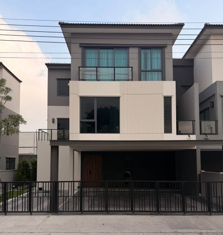 BH4462 ให้เช่าบ้านหรู The Edition Bangna Phase 2 บ้าน 3 ชั้น วิวสวน หลัง Mega Bangna พื้นที่ใช้สอย 320 ตร.ม.&nbsp;Agent คุณบัว (Bua)Tel: 093-646-4597LINE ID: Bua093ค่าเช่า 135,000 บาท/เดือนให้เช่าบ้านเดี่ยวตกแต่งพร้อมเฟอร์นิเจอร์ครบทุกห้อง โครงการ The Edition Bangna Phase 2 ทำเลบางนา-ตราด หลัง Mega Bangna บ้านวิวสวน ไม่มีบ้านตรงข้าม ให้ความเป็นส่วนตัว เหมาะสำหรับครอบครัวที่ต้องการบ้านขนาดใหญ่ พร้อมพื้นที่พักผ่อนและสิ่งอำนวยความสะดวกครบครันค่�