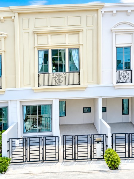 lvสิริ เพลส เมกาบางนา เทศบาลเมืองบางแก้ว 270 ม.วิวสวนสไตล์ปารีส ใกล้รร.นานาชาติคอนคอร์เดียน 1 กม.พื้นที่ 16 ตร.ว.พื้นที่ใช้สอย 100 ตร.ม.เฟอร์ฯครบ เดินทางสะดวก ใกล้ถนนบางนา-ตราด กม. 5  และทางด่วน รายล้อมด้วยศูนย์การค้า รร.นานาชาติ และโรงพยาบาล 27,998 บาทต่อเดือนSiri Place Mega Bangna Luxurious and cozy 3-bed 3-bath townhome with 16 sq.w. land area and 100 sq.m. usable area in the Bang Kaeo are. Features views of a Parisian-style garden. Located just 1 km. from Concordian International School with convenient access to Bang Na-Trat Road KM. 5 and the expressway. Close to shopp