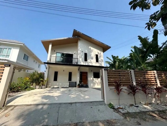 ขายบ้านใหม่สวย #สันผีเสื้อ | BRAND-NEW HOUSE FOR SALEราคาเพียง 5.9 ล้านบาท | ที่ดิน 93.8 ตร.วารายละเอียดบ้าน- ที่ดิน 93.8 ตารางวา- พื้นที่ใช้สอย 188 ตารางเมตร- 4 ห้องนอน อยู่ชั้น 2 (ปัจจุบัน 1 ห้องใช้เป็นห้องนวด)- ห้องนั่งเล่นขนาดกว้าง- ครัวยุโรปแบบเปิด พร้อมเคาน์เตอร์ Island- พื้นที่รับประทานอาหารขนาดใหญ่- ห้องทำงานส่วนตัว- ห้องเลานจ์แยกเป็นสัดส่วน- ห้องอเนกประสงค์ ปัจจุบันใช้เป็นห้องออกกำลั�