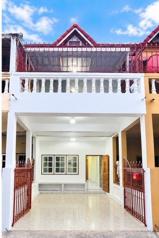 บนเนินเขา วิวภูเขา อากาศดี น้ำไม่ท่วมสวนน้ำธนากร 500 ม.พหลโยธิน นครสวรรค์ ทาวน์เฮ้าส์ 2 ชั้นให้เช่า 2 นอน 2 น้ำ  ใกล้นครสวรรค์กีฬาสถาน 950 ม. เนื้อที่ 17.5 ตร.ว.พื้นที่ใช้สอย 120 ตร.ม.เหมาะบ้านพักอาศัยทำเลเดินทางสะดวก ใกล้แหล่งช้อปปิ้ง สถานศึกษา สถานพยาบาล ตลาด และสถานที่พักผ่อนหย่อนใจ 4,499 บาท/เดือน2-story townhouse for rent located 500 m. from Thanakorn Water Park Phahonyothin Road Nakhon Sawan. The property features 2 bed and 2 bath situated on a hillside with mountain views pleasant air and no risk o
