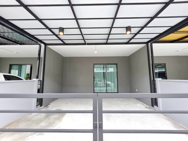ให้เช่าทาวน์โฮม 2 ชั้น 110 ตรม. 3 ห้องนอน Pleno  สุขุมวิท-บางนา 3 ตกแต่งพร้อมอยู่ ใกล้เมกะบางนา *** ราคาเช่า 38,000 บาท/เดือน  ติดต่อ:: ชยา โทร/ID Line:: 0942823961Link Line:: https://line.me/ti/p/3xFA1An8Kcรหัส# T26-1378ทาวน์โฮม 2 ชั้น Pleno สุขุมวิท-บางนา 3 เฟอร์นิเจอร์และเครื่องใช้ไฟฟ้าครบ หิ้วกระเป๋าเข้าอยู่ได้เลยo เนื้อที่ 18 ตรว.o พื้นที่ใช้สอย 110 ตรม.o 3 ห้องนอน 2 ห้องน้ำo 2 ที่จอดรถ o ตกแต่งครัวบิลด์อินเรียบร้อยo ตัวบ้านดีไซน์โมเด�