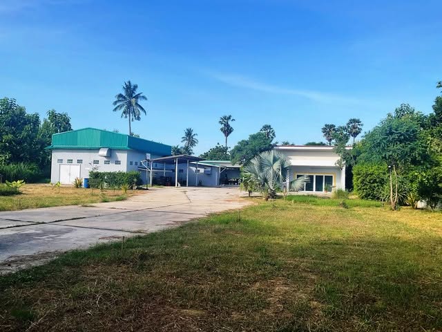 ขายโรงงานสำเร็จรูป พร้อมการรับรองมาตรฐาน อย. เหมาะสำหรับผลิตอาหาร เครื่องดื่ม และเครื่องสำอางราคาขาย 7,400,000 บาทที่ตั้ง ตำบลท่าแลง อำเภอท่ายาง จังหวัดเพชรบุรีติดต่อ : คุณภัสพงณ์ 0634098164Line : deedaa24https://www.facebook.com/profile.php?id=61581484955548เนื้อที่ 3 ไร่ 2 งาน 30 ตารางวา มี 2 ห้องนอน 2 ห้องน้ำ 1 ห้องครัว และ 2 ห้องอเนกประสงค์ มีอาคารโรงงานได้รับการรับรองมาตรฐาน อย. เรียบร้อยแล้ว พร้อมสำนักงาน รองรับร