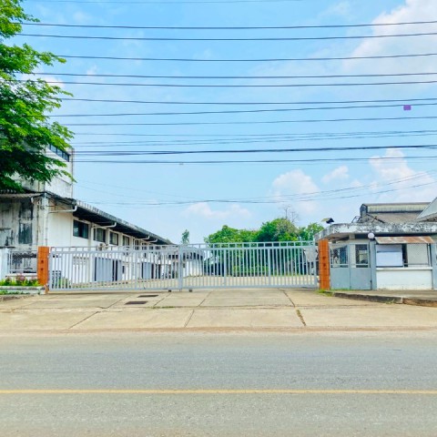 โกดังให้เช่า ศรีมหาโพธิ ปราจีนบุรี ที่ดิน 200 ตร.ว. พื้นที่ใช้สอยรวม 1,726 ตร.ม.ชั้นล่าง 1,038 ตร.ม. ชั้นลอย 688 ตร.ม.รถโฟล์คลิฟท์เข้าใช้งานได้ มี รปภ.ดูแลทรัพย์สินตลอด 24 ชม.ใกล้แยกวัดหนองระเนตร 190 ม.เหมาะสำหรับเก็บสินค้า กระจายสินค้า ธุรกิจอุตสาหกรรม และโลจิสติกส์ เดินทางสะดวก ถนนศรีมหาโพธิ-ระเบาะไผ่  136,499 บาท/เดือนWarehouse for rent in Si Maha Phot Prachin Buri. Located on a 200 sq.wa. plot the property offers a total usable area of ​​1726 sq.m. comprising 1038 sq.m. on the 