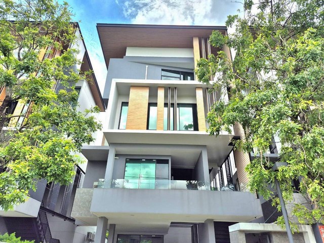 ให้เช่าโฮมออฟฟิศ 4 ชั้นพร้อมลิฟท์ 517 ตร.ม. Nirvana @ WORK ลาดพร้าว-เกษตรนวมินทร์ ใกล้นานาชาติเลิศหล้า ใกล้เลียบด่วน *** ราคาเช่า 135,000 บาท/เดือน ติดต่อ:: คุณชยา โทร/ID Line:: 0942823961   Link Line:: https://line.me/ti/p/3xFA1An8Kcรหัส# T26-1411 โฮมออฟฟิศ 4 ชั้น โครงการ Nirvana @ WORK ลาดพร้าว-เกษตรนวมินทร์  ๐ พื้นที่ใช้สอย 517 ตร.ม. ๐ 7 ห้องน้ำ๐ ที่จอดรถในตัวอาคาร 6 คัน๐ ติดตั้งลิฟท์ Mitsubishi๐ โครงการติดถนนเกษตร-นวมินทร์ เข้า-ออกสะดวก๐ หนึ่งใน Indepe