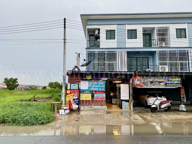 รหัสทรัพย์ 7312อาคารพาณิชย์ 3 ชั้น 25.4 ตร.ว. ติดถนนเชียงรากน้อย ทำเลทองค้าขาย ใกล้นิคมนวนคร - ประตูน้ำพระอินทร์ บางปะอิน อยุธยาที่ตั้ง: ถนนเชียงรากน้อย ต.เชียงรากน้อย อ.บางปะอิน จ.พระนครศรีอยุธยารายละเอียดทรัพย์-&nbsp;อาคารพาณิชย์ / ตึกแถว 3 ชั้น-&nbsp;เนื้อที่ดิน 25.4 ตารางวา ประมาณ 160 ตารางเมตร- 2 ห้องนอน, 2 ห้องน้ำ, จอดรถ 2 คัน-&nbsp;พื้นที่โถงการค้าหน้าร้านกว้างขวาง, โซนเคาน์เตอร์, พ