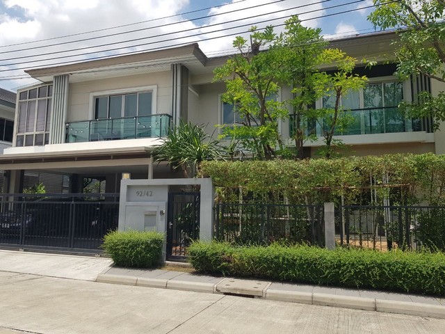 ขายบ้านเดี่ยวหรูหลังใหญ่ด่วน! เดอะ ปาล์ม แจ้งวัฒนะ-ชัยพฤกษ์ (บางตะไนย์ ปากเกร็ด) นนทบุรีรหัส TTR 2957ขายบ้านเดี่ยวหรูหลังใหญ่ด่วน! เดอะ ปาล์ม แจ้งวัฒนะ-ชัยพฤกษ์ (บางตะไนย์ ปากเกร็ด) 5 นอน 5 น้ำ หลังมุมสภาพนางฟ้า ใกล้เซ็นทรัลแจ้งวัฒนะ และรถไฟฟ้ารายละเอียดตัวบ้าน:เนื้อที่ดิน: 87.7 ตารางวา (พื้นที่รอบบ้านกว้างขวาง ร่มรื่น)พื้นที่ใช้สอย: ใหญ่จุใจถึง 350 ตารางเมตรฟังก์ชัน: 2 �