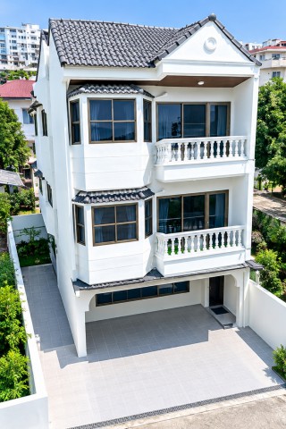 แยกอตก. 300 ม.นนทบุรี ทาวน์เฮ้าส์ 3 ชั้น หลังมุม ฟังก์ชั่น 4 นอน ใกล้รร.นนทบุรีคริสเตียนวิทยา 600 ม. 25 ตร.ว.3 น้ำ  280 ตร.ม.รีโนเวทใหม่ทั้งหลัง มีห้องสนุ้กเกอร์ เหมาะอยู่อาศัย ทำโฮมออฟฟิศ หรือค้าขาย ทำเลถนนเมน เรวดี 71-79 ใกล้ตลาด ศูนย์การค้า โรงพยาบาล สถานศึกษา และรถไฟฟ้าสายสีม่วง เชื่อมต่อถนนหลักได้หลายเส้นทาง 14,998 บาท/เดือนOrTorKor Marketing Organization 300 m. 3-story corner townhouse for Farmers intersection in Nonthaburi. Features 4 bed Nonthaburi Christian W
