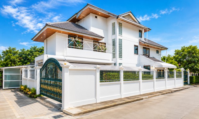 ห้วยขวาง รัชดา18 5นอน MRT สุทธิสาร 700ม.ให้เช่าบ้านเดี่ยว 3 ชั้น 52,999-54,999B-M 100ตร.วา. 450 ตร.ม.ซอย 20 มิถุนา ทำเลศักยภาพย่านสุทธิสารรร.นานาชาติ KIS 2.3 กม.เหมาะอยู่อาศัย และโฮมออฟฟิศ  4 น้ำใกล้ตลาดห้วยขวาง 1.9 กม.จดทะเบียนบริษัทได้ .พื้นที่ใช้สอยขนาดใหญ่ เป็นส่วนตัว เดินทางสะดวก เชื่อมต่อรัชดาภิเษก แหล่งธุรกิจ รองรับการใช้งานระยะยาวอย่างมีคุณภาพHuaiKhwang area. 5bed Ratchada18 MRT Sutthisan 700m. 52,999-54,999B-M  3-story detached house for rent 10